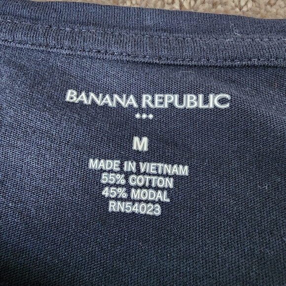 Banana Republic embroidered tshirt. Navy with cream stitching detail. SZ M - Picture 3 of 3